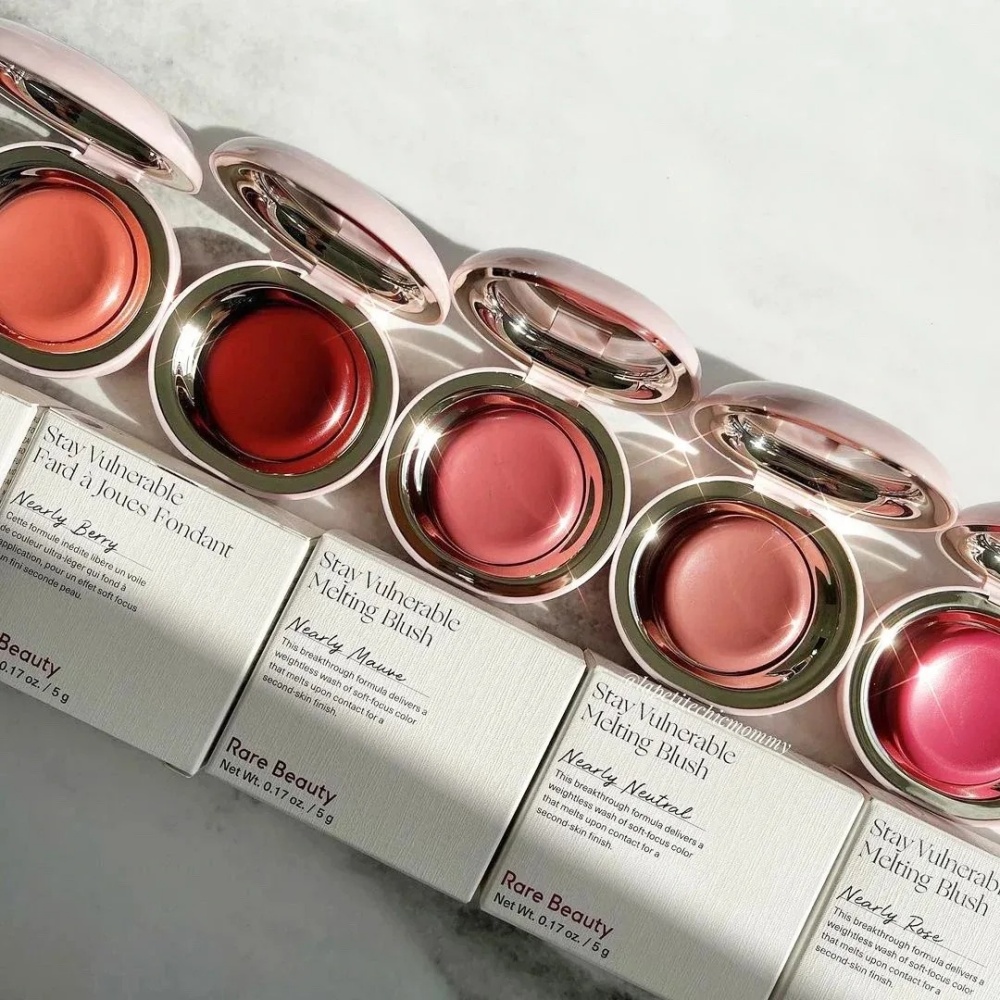 Rare Beauty Płynny róż do poli – Rare Beauty Makeup Highlighter recenzja i cena