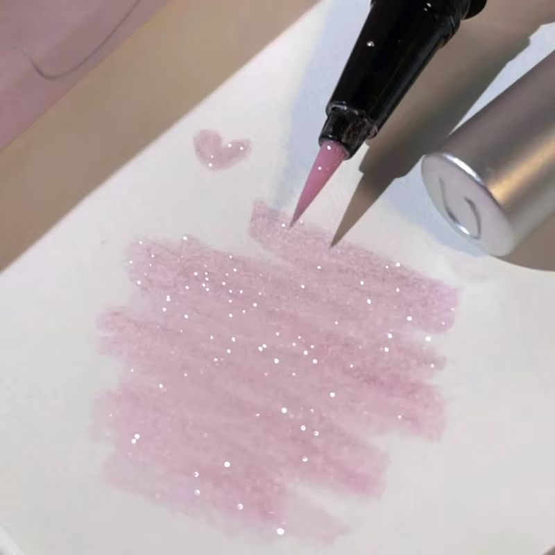 Płynny eyeliner rozświetlający – Rare Beauty Makeup Highlighter recenzja i cena